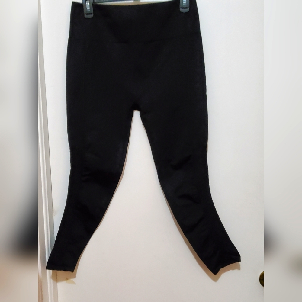 Fabletics Capri Leggings        LETH019